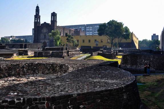 Tlatelolco, com a Igreja de Santiago ao fundo. Cidade do México